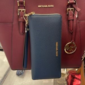 MICHAEL KORS LARGE TRAVEL CONTINENTAL WRISTLET WALLET NAVY BLUE COLOR
NWT